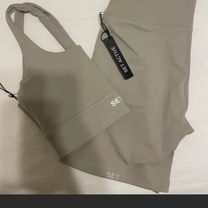 Set active set in Dune. Size medium sports bra and size small shorts